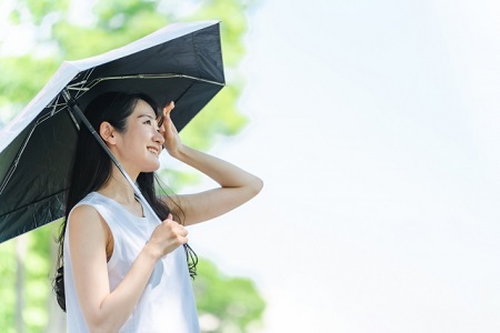 夏にフラーレンでケアする女性