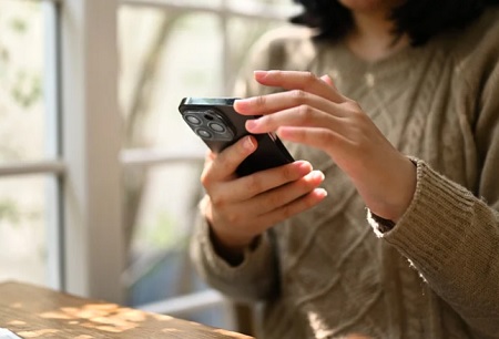 スマホで買い物する女性