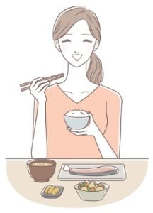 花粉症によい食べ物を食べる女性