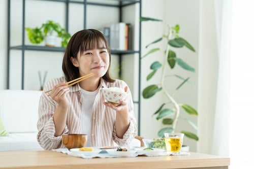 花粉症に良いものを食べる女性