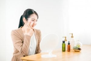 エルゴチオネイン配合化粧品を使う女性