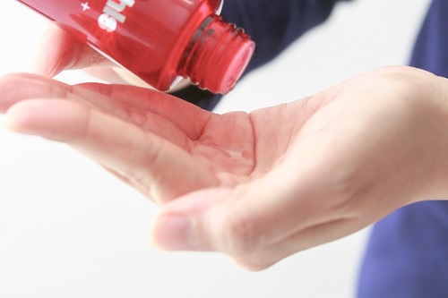 APPS配合ナールスピュアを手に取っている写真