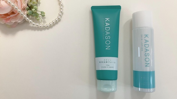 KADASON SKIN CARE薬用洗顔フォームと薬用化粧水を床に並べた様子