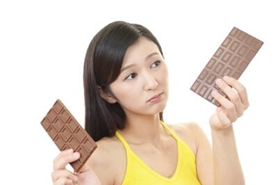 チョコレートで美肌効果を実感する女性