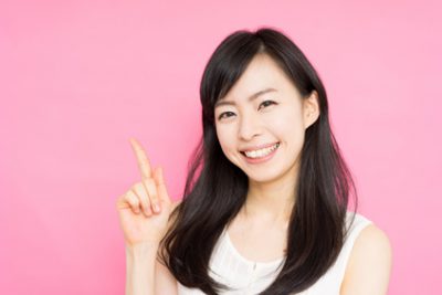 手肌の乾燥について説明する女性