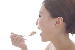 セラミドを含む食べ物を食べる女性