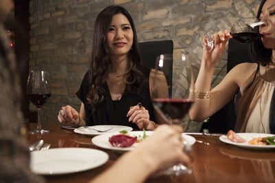 お酒を飲む女性