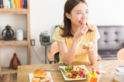 便秘解消のために食生活を気にかける女性