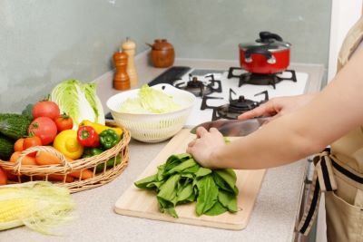 便秘による肌荒れ改善によい食事を作る女性