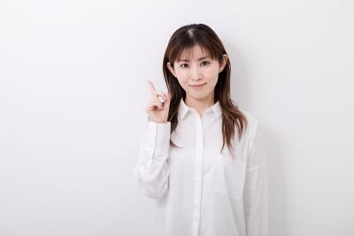 10月のおすすめレシピを紹介する女性