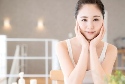 フェノキシエタノール配合化粧品を使う女性